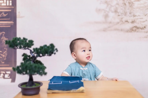 安宁怀孕肚子中间凹两边凸